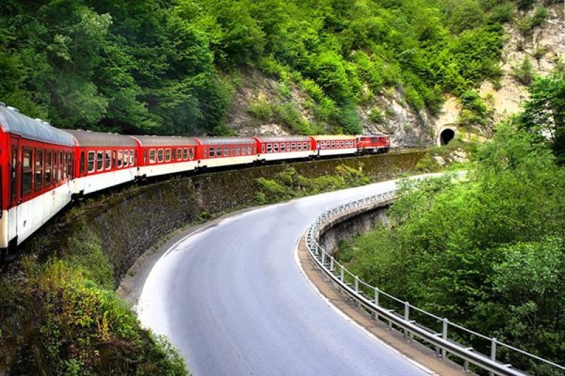 Теснолинейката блъсна мъж във Велинград, с опасност за живота е