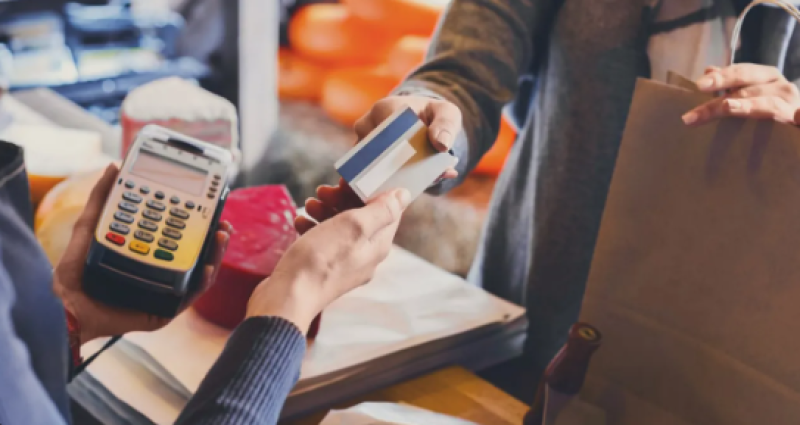 Възрастна жена пазарува с крадена банкова карта на ученик от Пазарджик