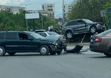 Зрелищна катастрофа е станала в София предаде Два автомобила