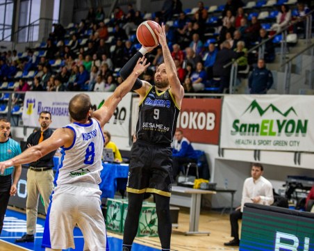 Академик се бори, но загуби от Рилски спортист и отпадна от плейофите