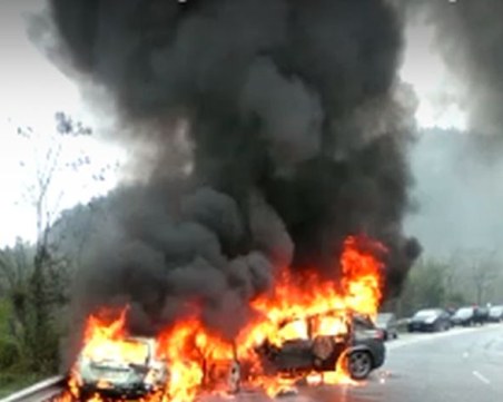 Катастрофа затвори прохода на Републиката, колите са изгорели