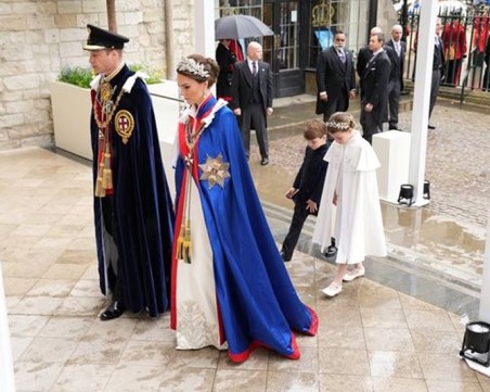 Кейт Мидълтън и дъщеря й с жест към Елизабет II