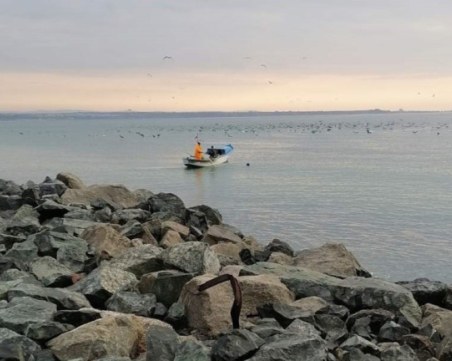 Рибарска лодка се преобърна край Китен! Единият рибар е загинал, издирват другия