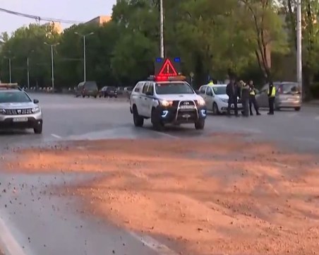 Свидетел на катастрофа в София с две жертви: Шофьорът беше неадекватен, мина на червено