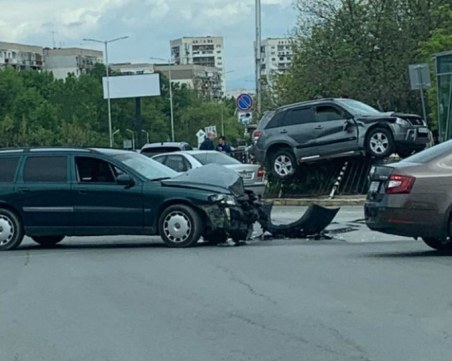 Зрелищна катастрофа в София: Джип се приземи до покрива на метростанция