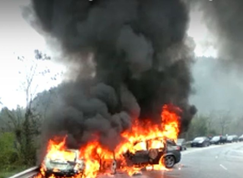 Катастрофа затвори прохода на Републиката, колите са изгорели