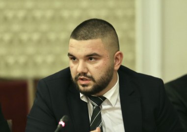 Вицепрезидентът Илияна Йотова ще връчи български документи за самоличност на