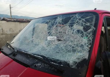 Арестуваха трима мъже потрошили кола с камъни в Кричим Около