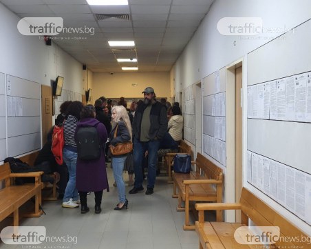 Скандал в съда в Пловдив! Охраната изведе протестиращи в подкрепа на майката на детето Буда
