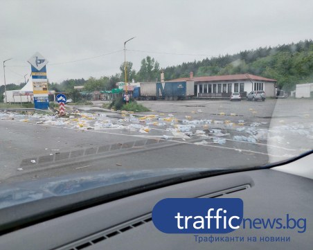 Разпилян товар затруднява движението на АМ 