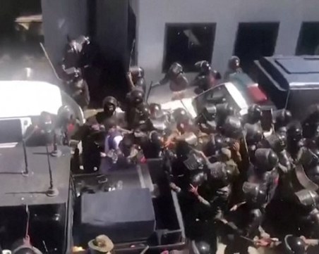 Задържаха бивш премиер на Пакистан при зрелищна акция