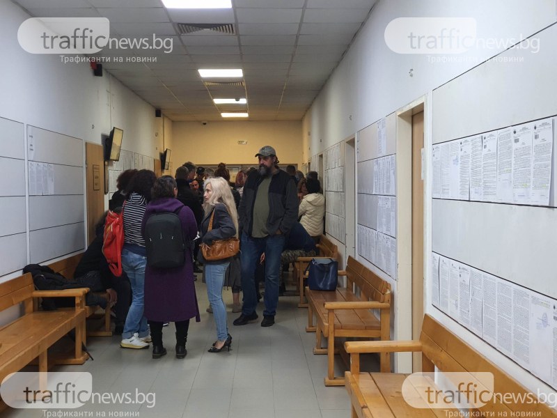 Десетки души се събраха днес в коридорите на Районен съд-Пловдив,