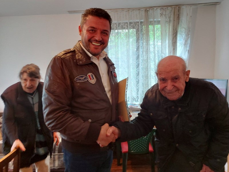 Павел Михайлов връчи почетния знак на община „Родопи
