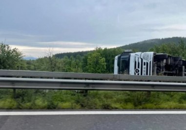 Камион с турска регистрация е катастрофирал тази сутрин на магистрала