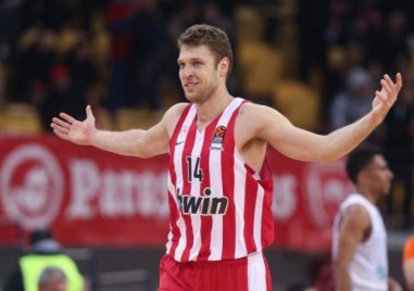 Най добрият български баскетболист Александър Везенков направи страхотен мач и помогна