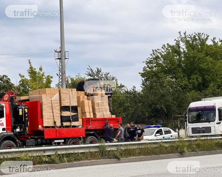 Акция на Кукленско шосе! Полицията конфискува голямо количество безакцизни цигари от тир