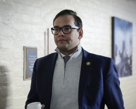 Арестуваха американския конгресмен Джордж Сантос за пране на пари и измами