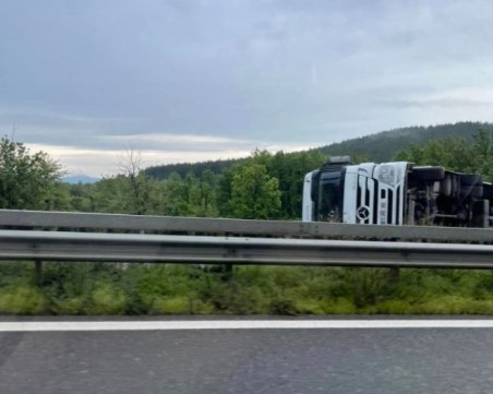 Камион се обърна на АМ 