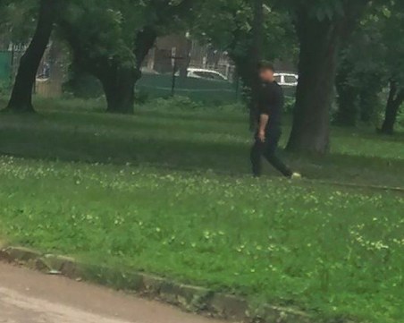 Мъж се задоволява, гледайки деца на площадка в Пловдив