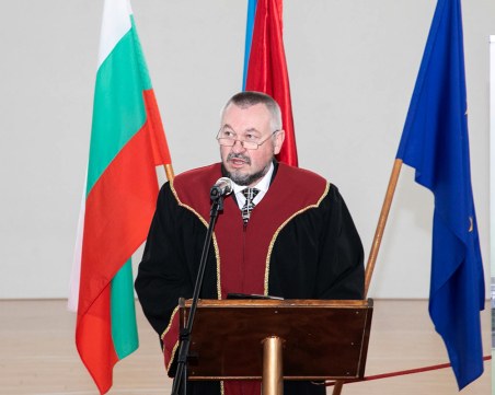 Преподаватели и студенти на Пловдивския университет се сбогуваха с доц. д-р Веселин Кметов