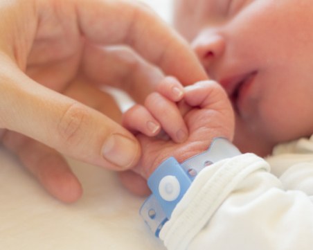 Роди се първото бебе с ДНК от трима души