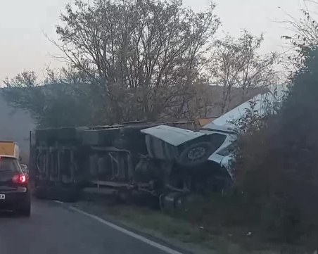 Пиян шофьор преобърна ТИР на пътя Велико Търново-Русе