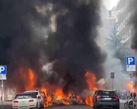 Взрив в центъра на Милано, пламнаха пет автомобила