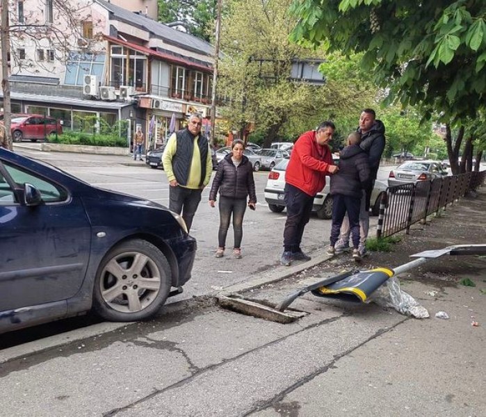 Дете причини катастрофа в София, вряза се в спирка и хукна да бяга