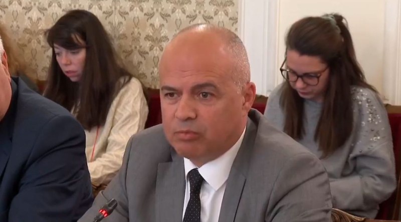 Мария Габриел се срещна с БСП: Няма да има орязване на социалните плащания