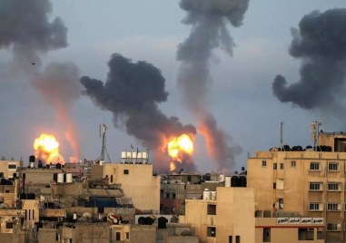 Израел и бойците от Газа си размениха ракетни удари в четвъртък третият