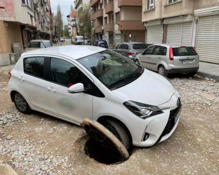 Хирург пропадна с колата си в шахта в Кършияка, осъди Община Пловдив заради емоционални вреди