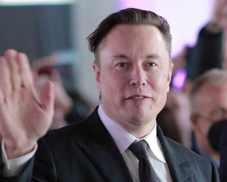 Мъск сменя изпълнителния директор на 