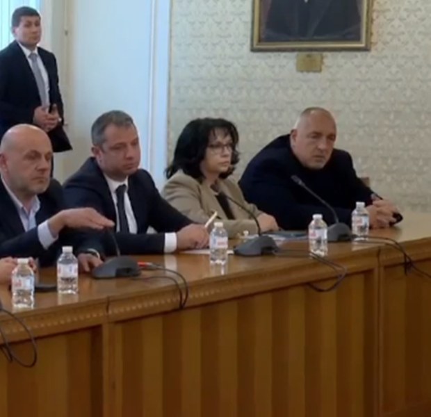 Над час продължава дискусията между Мария Габриел с ПП-ДБ, Бойко Борисов влезе на срещата