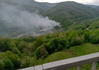 Гори старото пътно управление между София и Ботевград Пожарът е