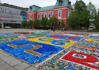 Глаголица от пластмасови капачки украси централния площад в Кюстендил Над