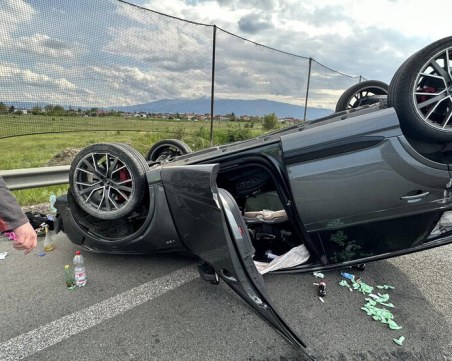 Кола пълна с бутилки с райски газ и балони се обърна по таван на пътя Пловдив - София