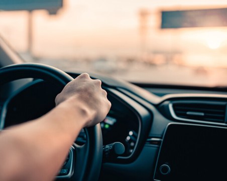 Полицията във Великобритания задържа шофьор, карал 50 години без книжка