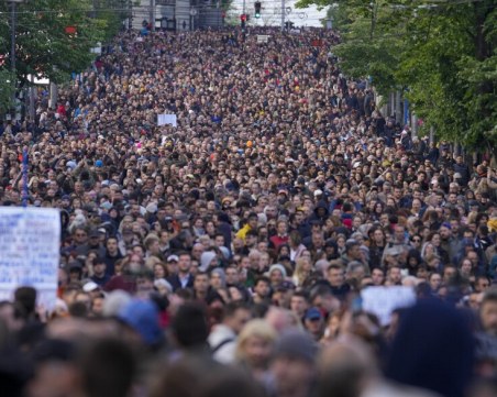 Сърбия излезе на нов масов протест: Казват НЕ на насилието, искат промени в тв ефира