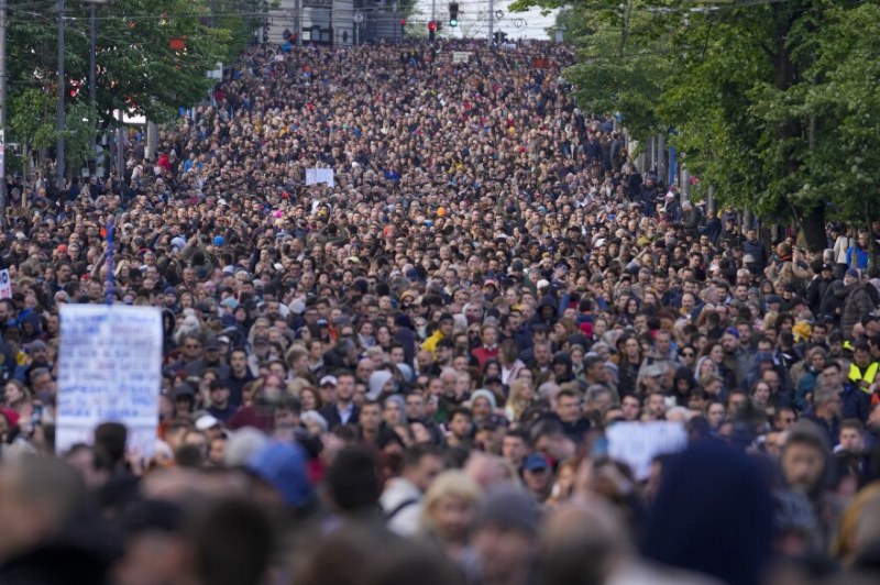 Сърбия излезе на нов масов протест: Казват НЕ на насилието, искат промени в тв ефира