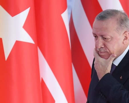 Евакуираха централата на партията на Ердоган, кучета търсят бомба