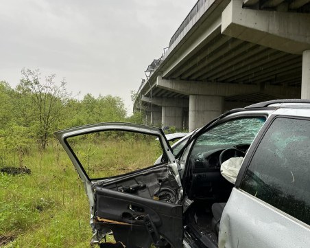 Кола падна от мост на АМ 
