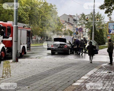 Кола се запали в движение на бул. 