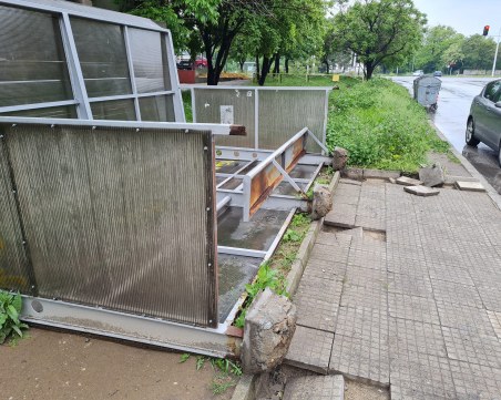 Вандали събориха спирка в „Източен”