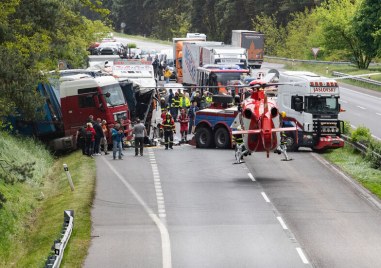 37 души са ранени при катастрофа между автобус и камион