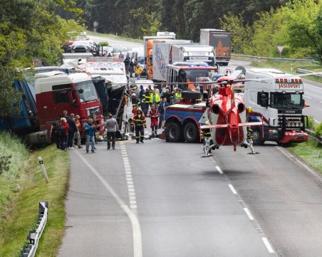 Близо 40 души пострадаха при катастрофа в Словакия