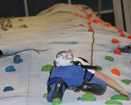 Дете падна от стена за катерене, откарано е за преглед