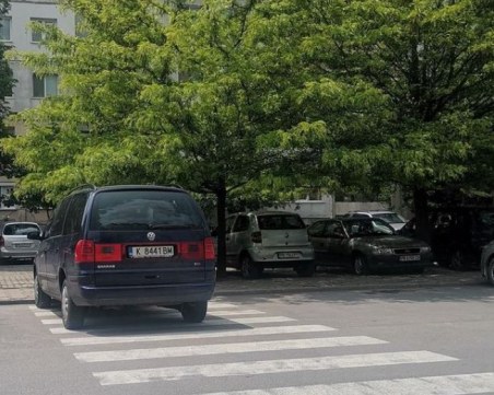 Шофьор обърка пешеходна пътека с паркомясто в Пловдив
