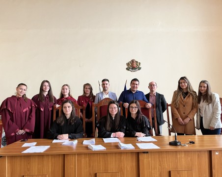 Студенти и ученици влязоха в ролята на прокурори и съдии в Районен съд-Пловдив