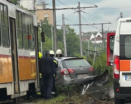 Тежка катастрофа в София, трамвай блъсна кола