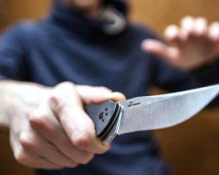 Жена рани с нож приятеля си, баща ѝ и брат ѝ го пребиха в краварник